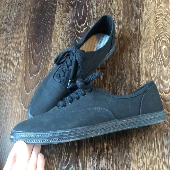 Universal Thread black sneakers - Picture 4 of 7